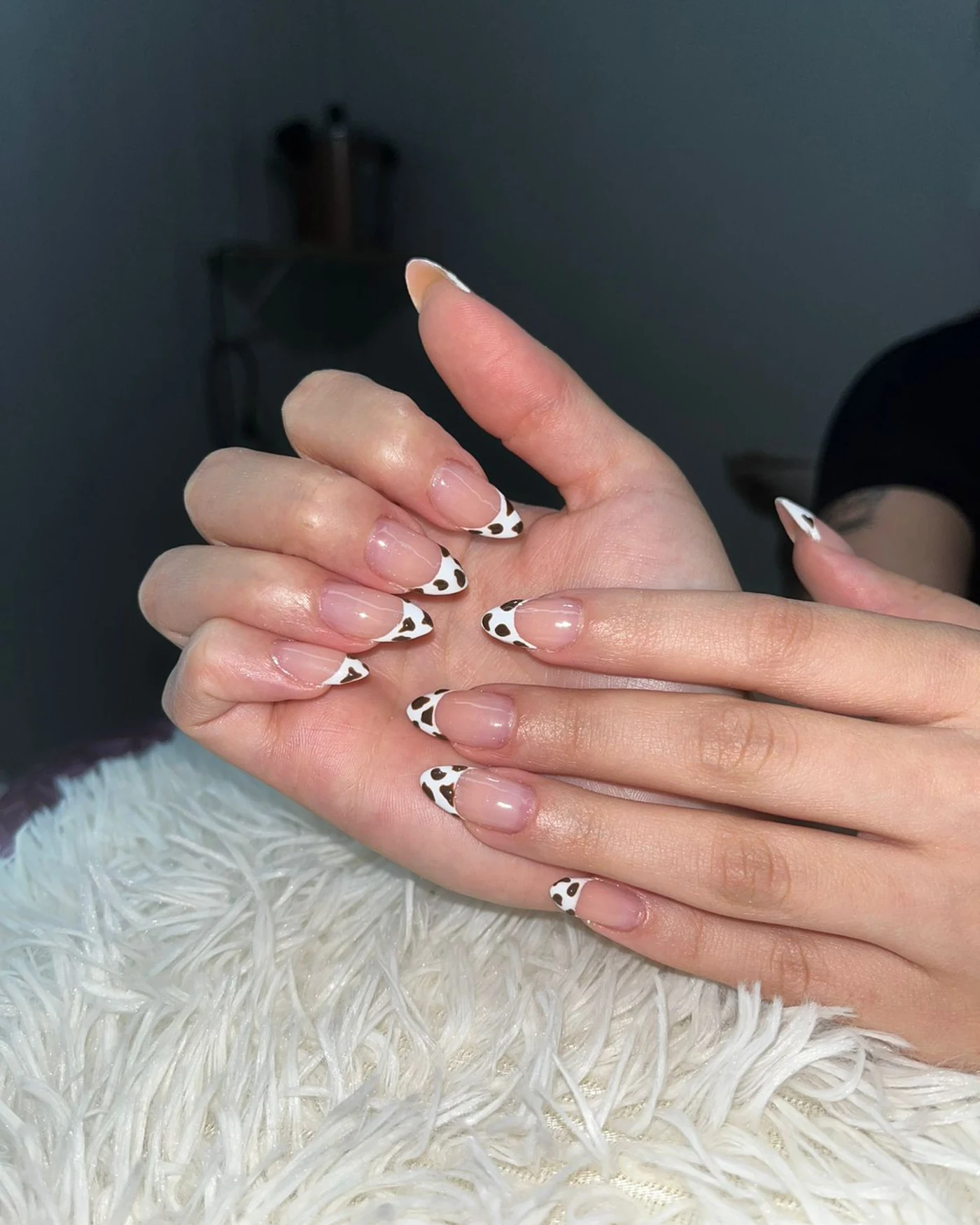 Imagem de unhas decoradas com acabamento elegante