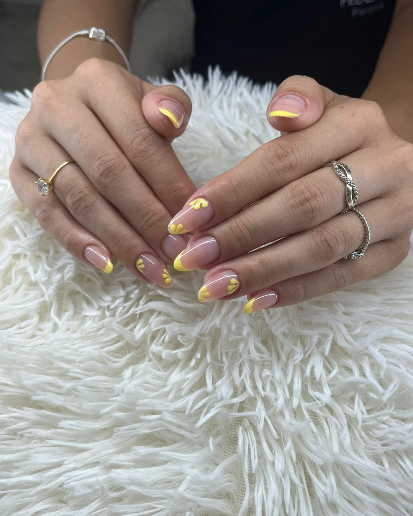 Imagem de unhas delicadas em ambiente escuro e elegante