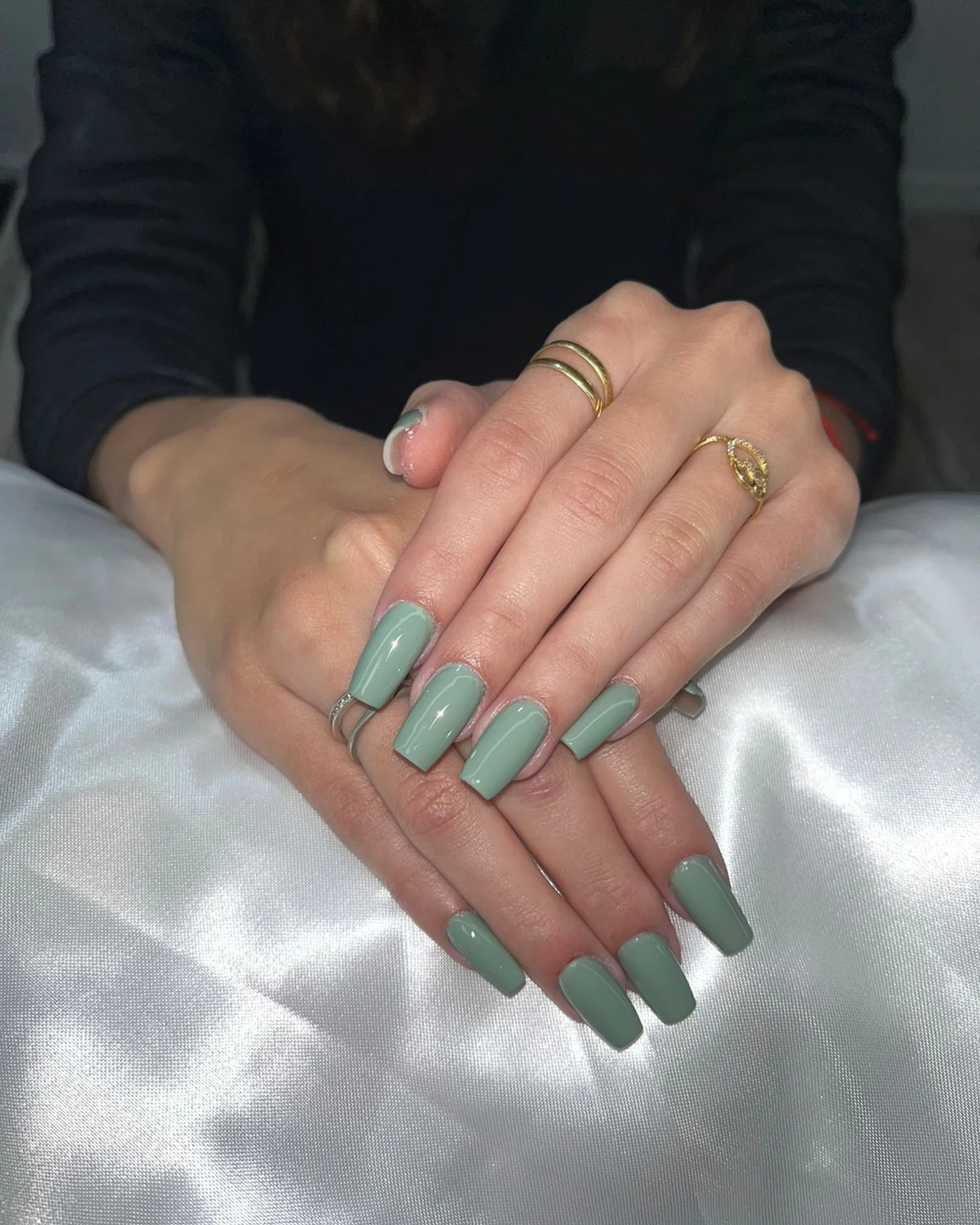 Imagem de unhas com destaque para brilho e contraste