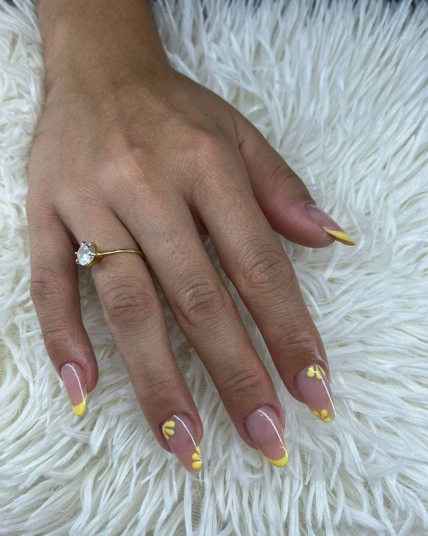 Imagem de unhas com arte delicada e visual refinado