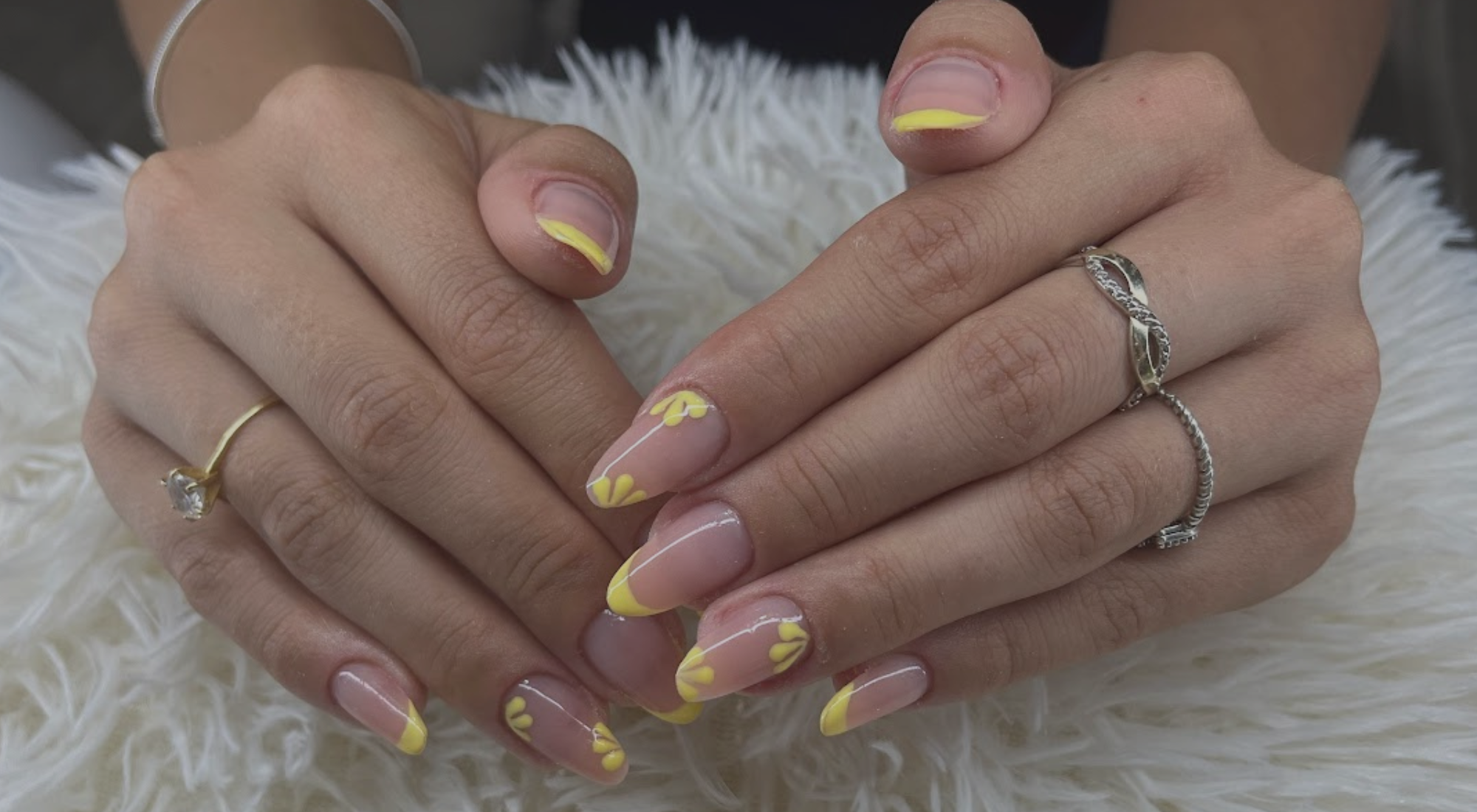 Unhas elegantes com acabamento refinado por Cris Cavalheiro